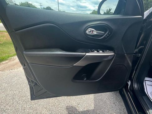 Used 2019 Jeep Cherokee Limited AWD/4WD image 15