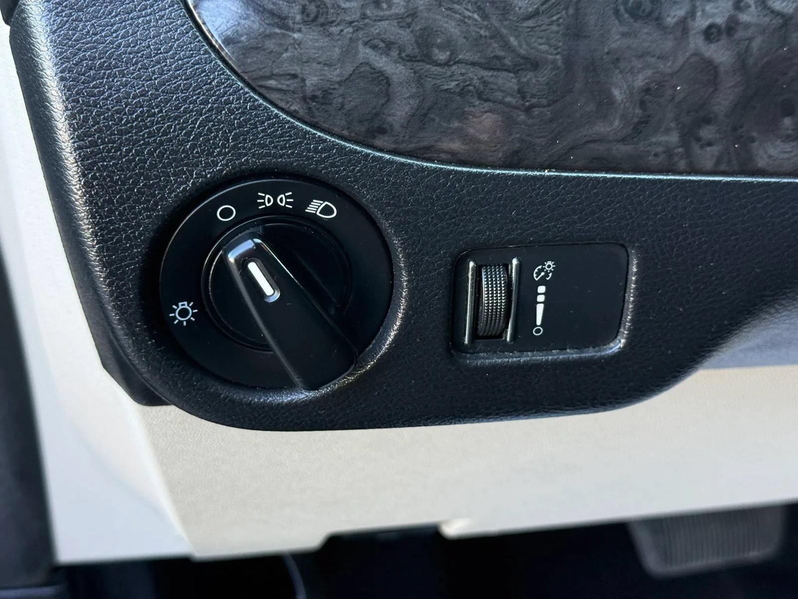 Used 2015 Dodge Grand Caravan American Value Package w/ UConnect Hands-Free Group FWD image 30