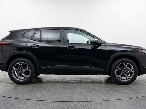 Used 2025 Chevrolet Trax LT FWD image 11
