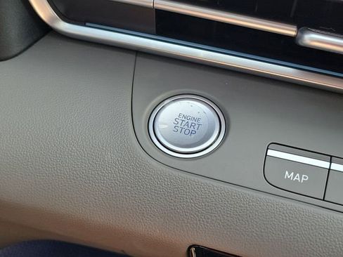 Certified 2025 Hyundai Elantra SEL FWD image 8