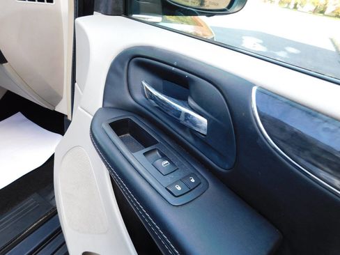Used 2014 Chrysler Town & Country Touring image 19