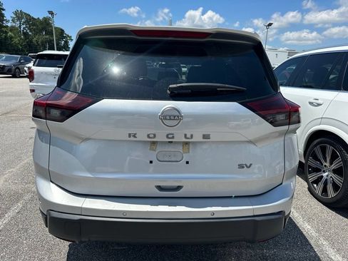 Used 2024 Nissan Rogue SV FWD image 3