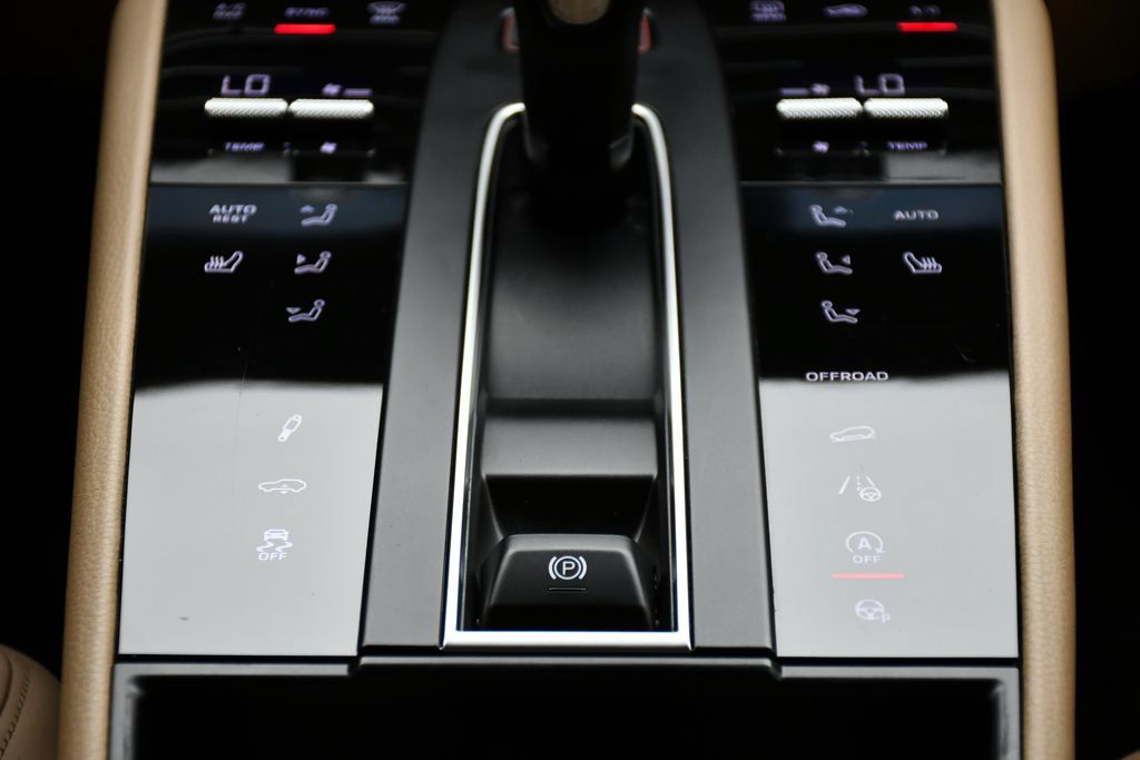 Certified 2023 Porsche Macan S AWD/4WD image 29