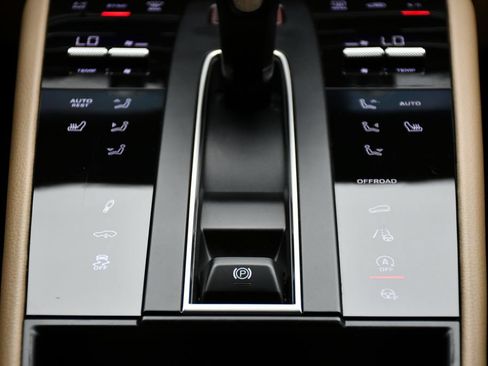 Certified 2023 Porsche Macan S AWD/4WD image 29