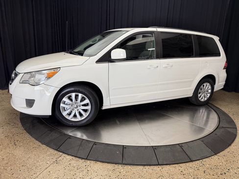 Used 2012 Volkswagen Routan SE image 2