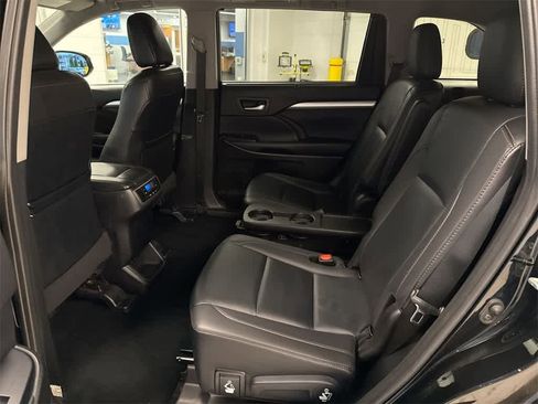 Used 2019 Toyota Highlander XLE image 21