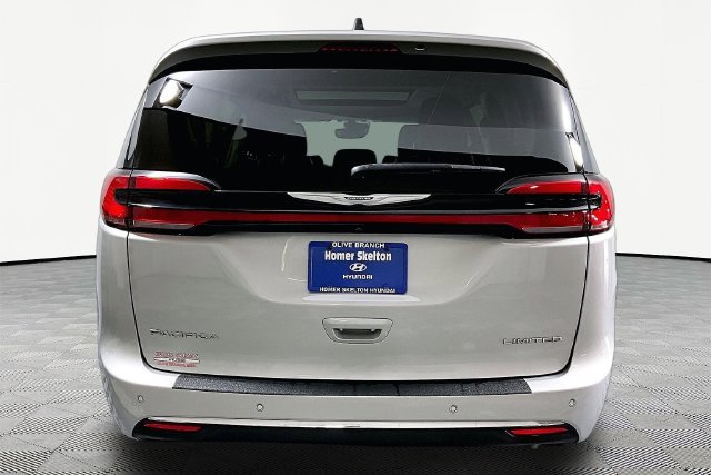 Used 2024 Chrysler Pacifica Limited FWD image 5