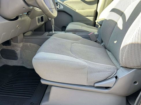 Used 2018 Nissan Frontier SV image 16