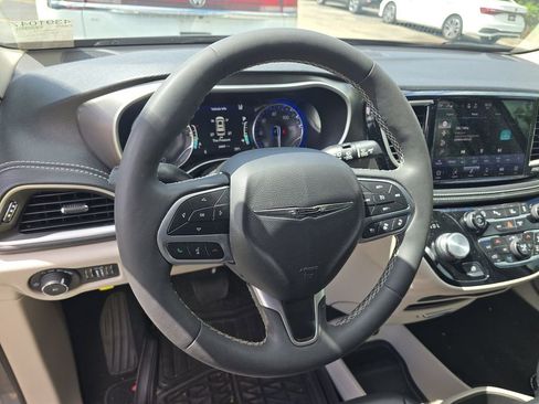 Used 2023 Chrysler Pacifica Touring-L FWD image 11