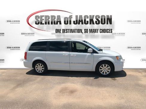 Used 2016 Chrysler Town & Country Touring FWD image 9