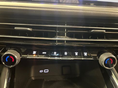 Used 2025 Chevrolet Traverse LT w/ Midnight/Sport Edition FWD image 15