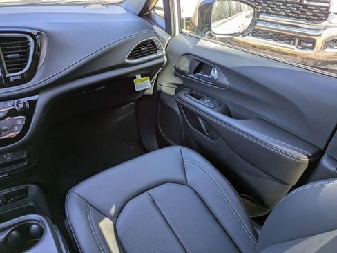 New 2026 Chrysler Pacifica Select image 18