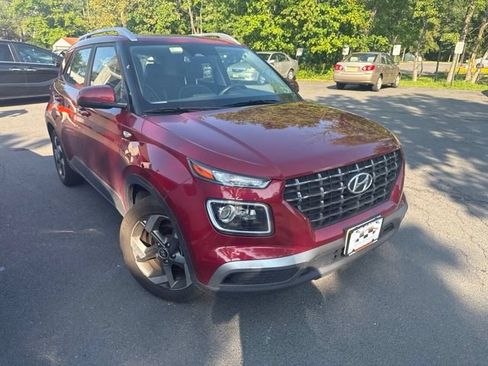 Used 2024 Hyundai Venue Limited FWD image 1