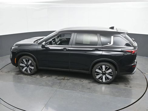 Used 2025 Mitsubishi Outlander AWD image 37