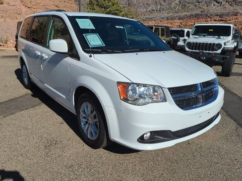 Used 2019 Dodge Grand Caravan SXT image 3