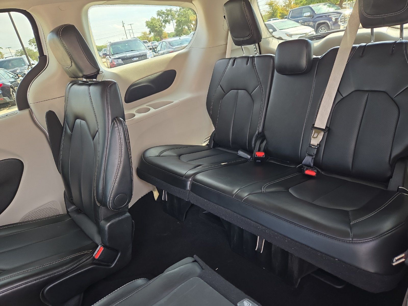 Used 2024 Chrysler Pacifica Touring-L FWD image 14
