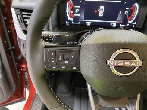Used 2025 Nissan Rogue SL FWD image 34