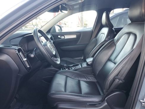 Used 2021 Volvo XC40 T5 Momentum w/ Protection Package Premier image 14