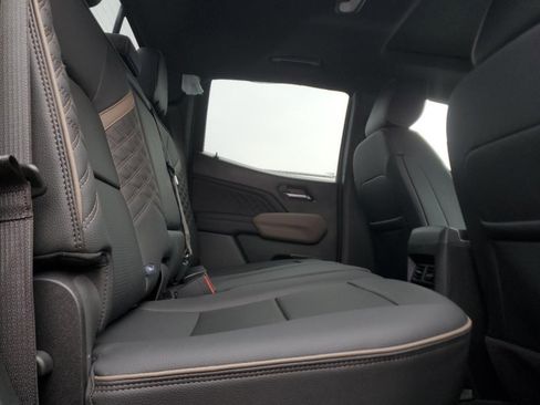 Used 2024 GMC Canyon Denali image 7