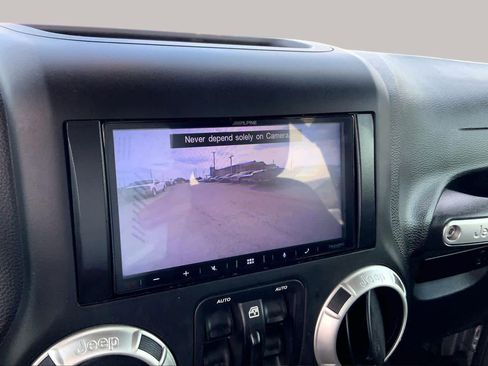 Used 2018 Jeep Wrangler Unlimited Rubicon w/ Connectivity Group AWD/4WD image 22