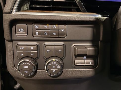 Used 2026 Chevrolet Tahoe High Country AWD/4WD image 18