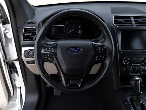 Used 2018 Ford Explorer XLT w/ Equipment Group 202A AWD/4WD image 11