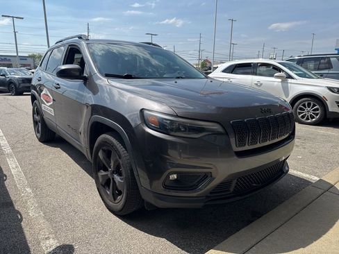 Used 2019 Jeep Cherokee Latitude Plus image 2