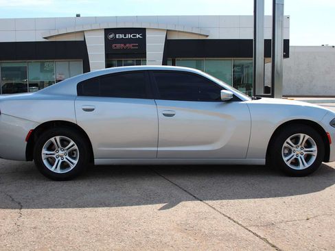 Used 2022 Dodge Charger SXT RWD image 11