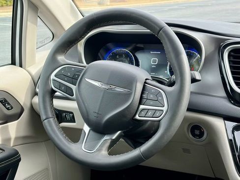 Used 2023 Chrysler Pacifica Touring-L image 20