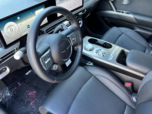 Used 2025 Genesis GV60 RWD image 11