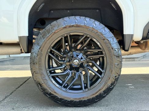 Used 2023 GMC Sierra 2500 AT4 w/ AT4 Premium Plus Package AWD/4WD image 13