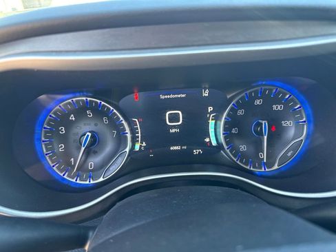 Used 2024 Chrysler Pacifica Touring-L FWD image 10