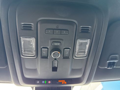 Used 2023 Chevrolet Suburban Premier image 31