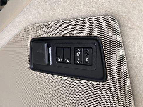 Used 2021 Cadillac Escalade Premium Luxury image 35