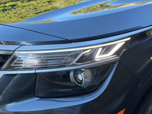 Used 2021 Kia Seltos EX image 11