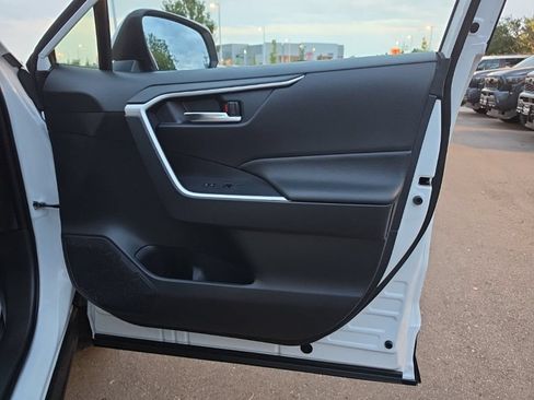 Used 2025 Toyota RAV4 SE AWD/4WD image 9