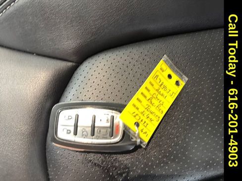 Used 2024 Chrysler Pacifica Touring-L image 26