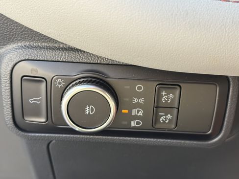 Used 2025 Ford Explorer Active w/ Active Comfort Package RWD image 30