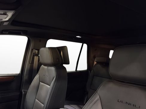 Used 2025 GMC Yukon Denali w/ Denali Reserve Package AWD/4WD image 45