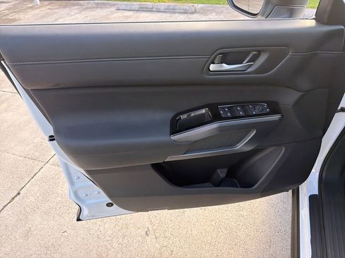 New 2026 Nissan Pathfinder SL w/ SL Premium Package FWD image 17