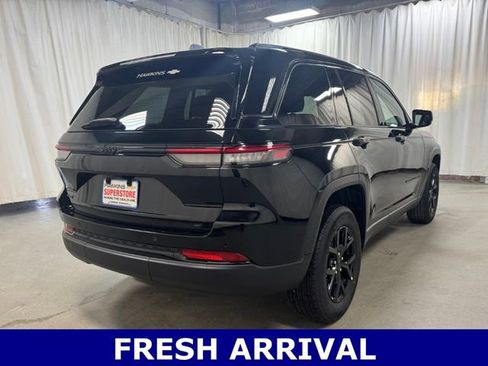 Used 2025 Jeep Grand Cherokee Altitude AWD/4WD image 4