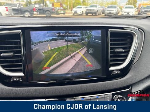 Used 2025 Chrysler Pacifica Select FWD image 33