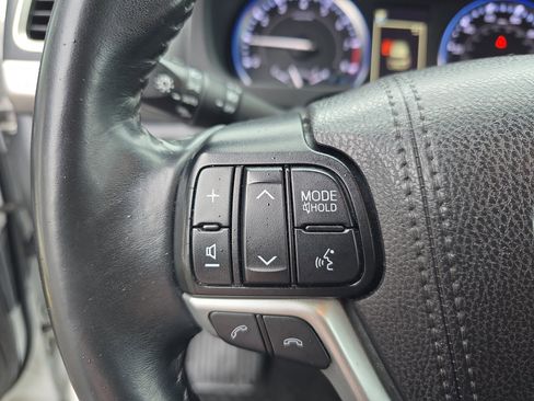 Used 2019 Toyota Highlander XLE image 22