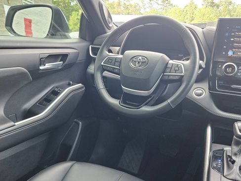 Used 2024 Toyota Highlander XSE FWD image 9