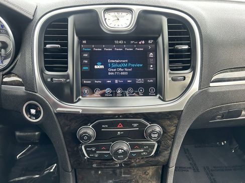 Used 2017 Chrysler 300 C image 8