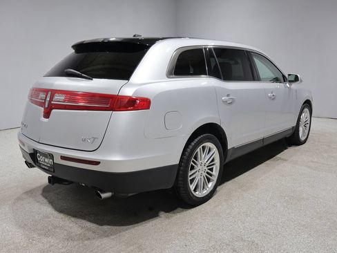 Used 2019 Lincoln MKT AWD image 2