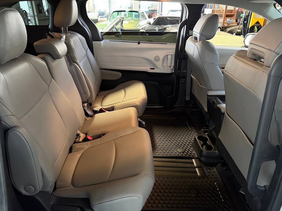 Used 2025 Toyota Sienna XLE FWD image 19