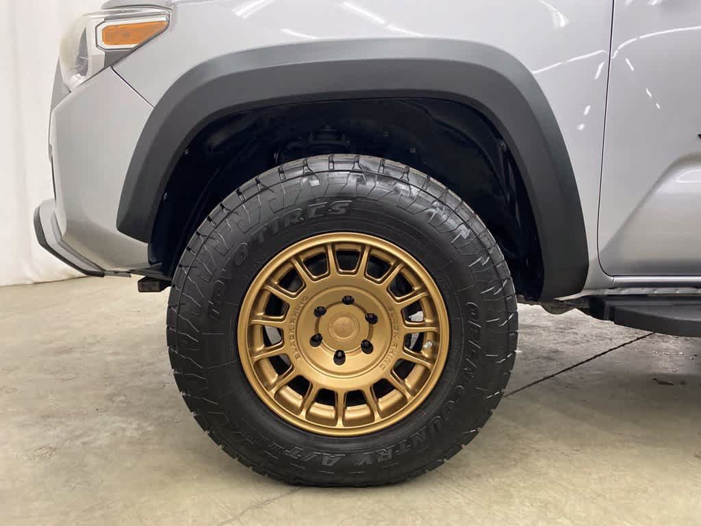 Used 2018 Toyota Tacoma TRD Off-Road AWD/4WD image 11