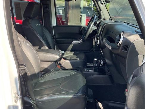 Used 2015 Jeep Wrangler Unlimited Rubicon AWD/4WD image 11