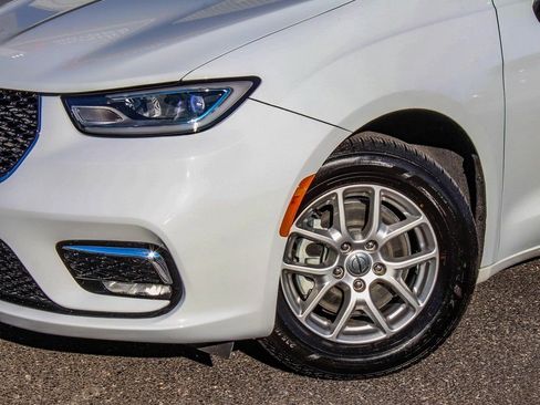 Used 2024 Chrysler Pacifica Touring-L FWD image 50